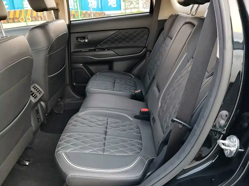 Mitsubishi Outlander 2021 — фото 17
