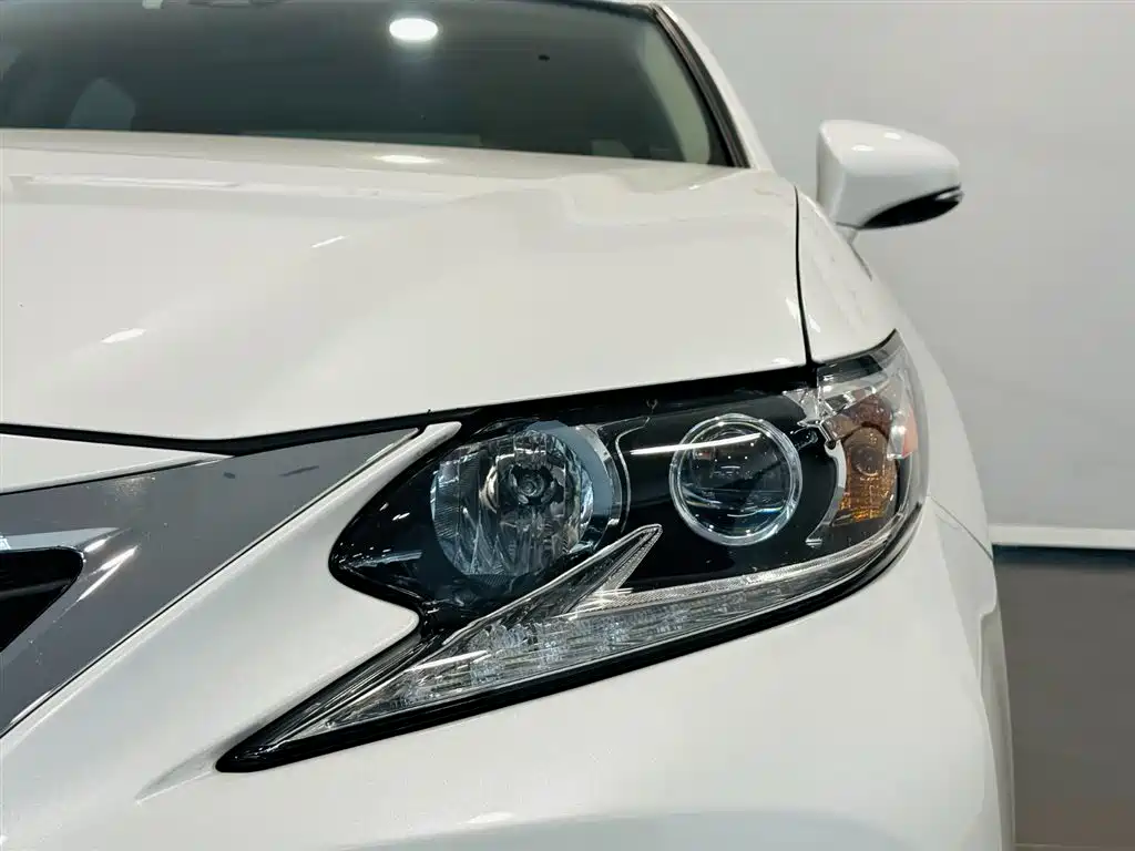 Lexus ES 2018 — фото 14