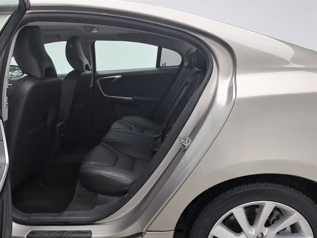 Volvo S60 2015 — фото 15