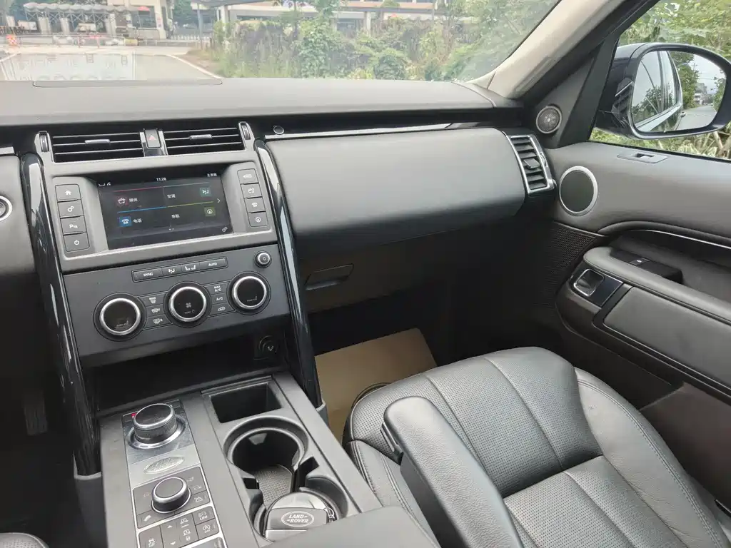 Land Rover Discovery 2017 — фото 8