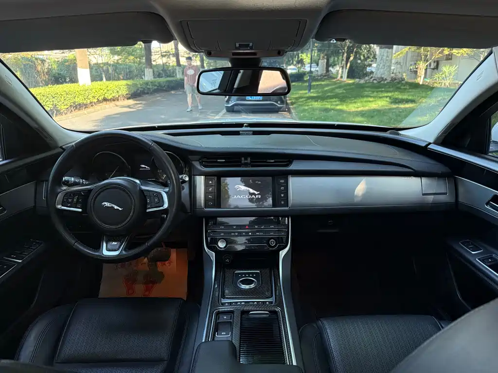 Jaguar XF 2019 — фото 23