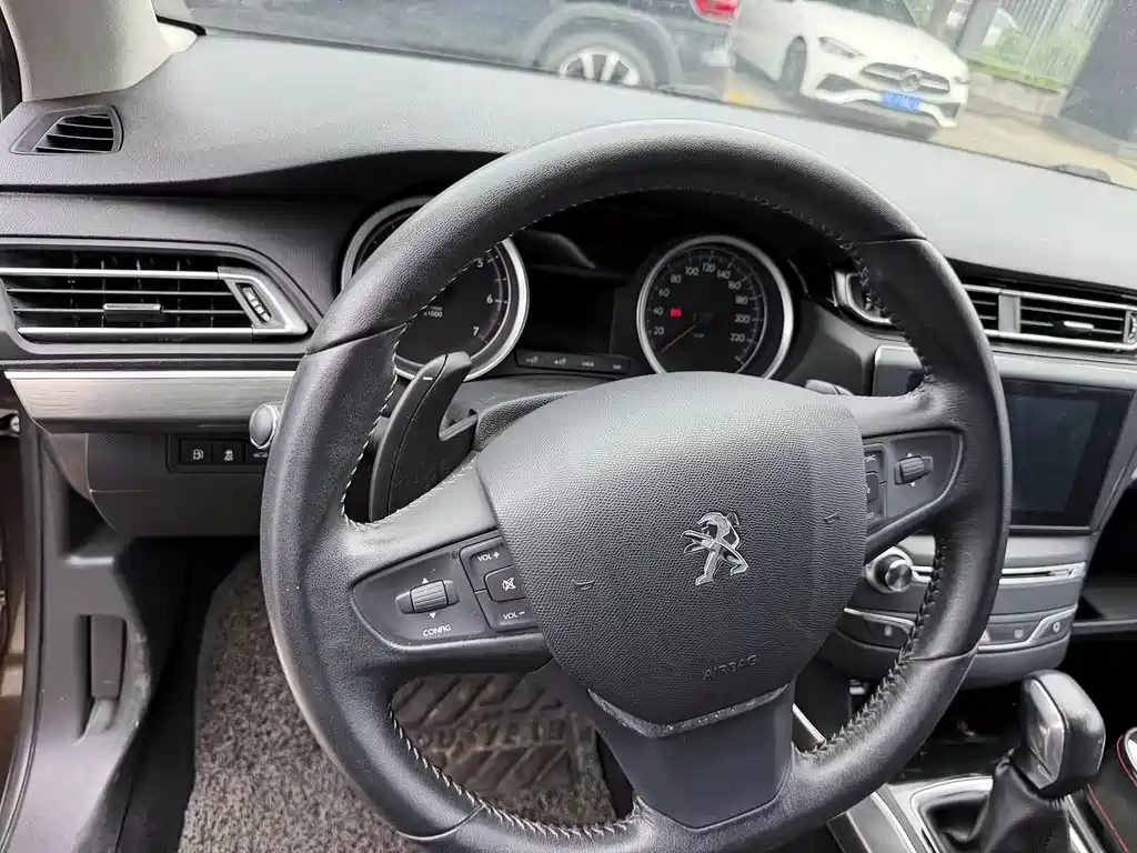Peugeot 408 2015