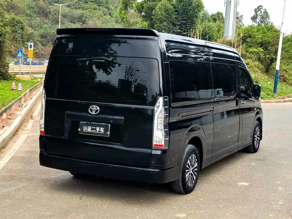 Toyota Hiace 2023 — фото 7