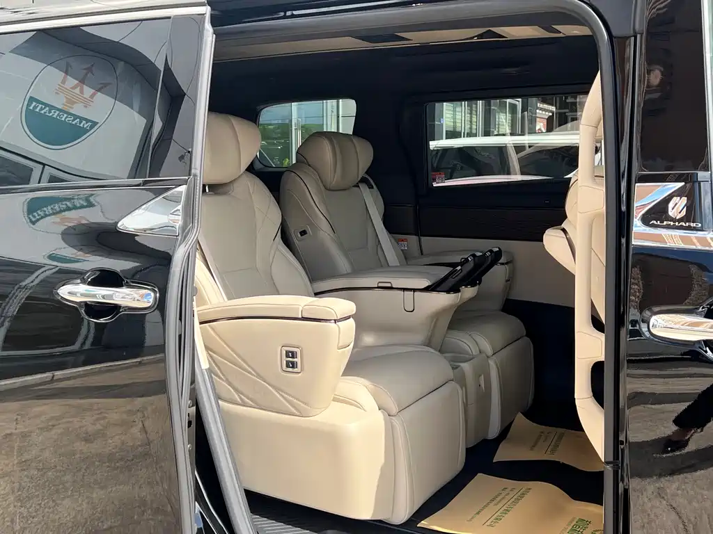 Toyota Alphard — фото 4