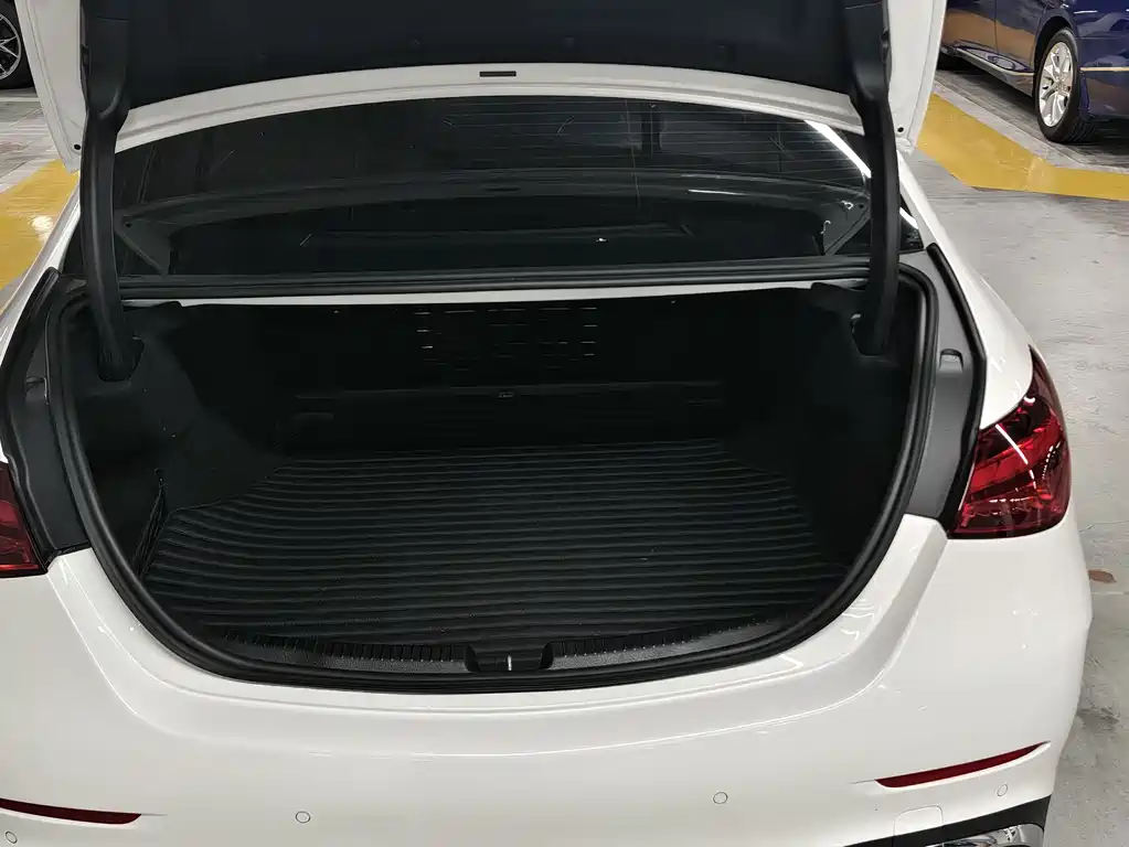 Mercedes-Benz C-Class 2023 — фото 10