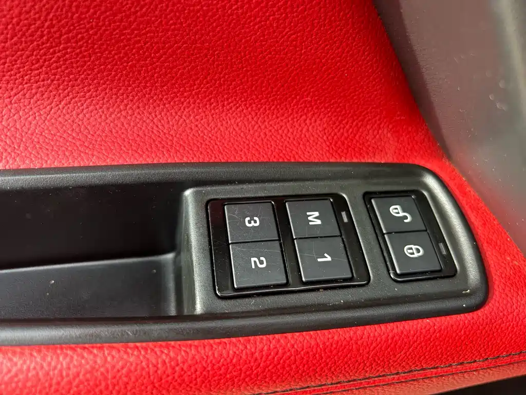 Jaguar XE 2016 — фото 33