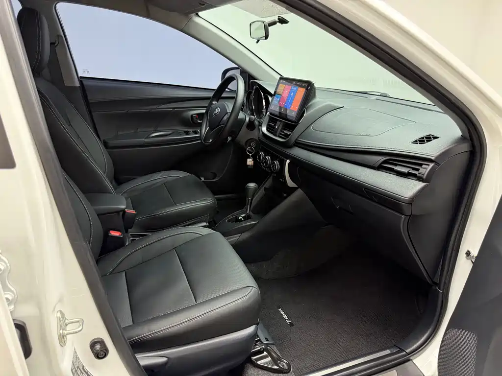 Toyota Yaris L 2022 — фото 13