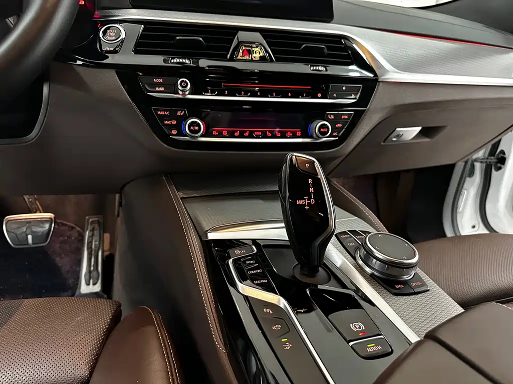 BMW 6 Series GT 2018 — фото 11