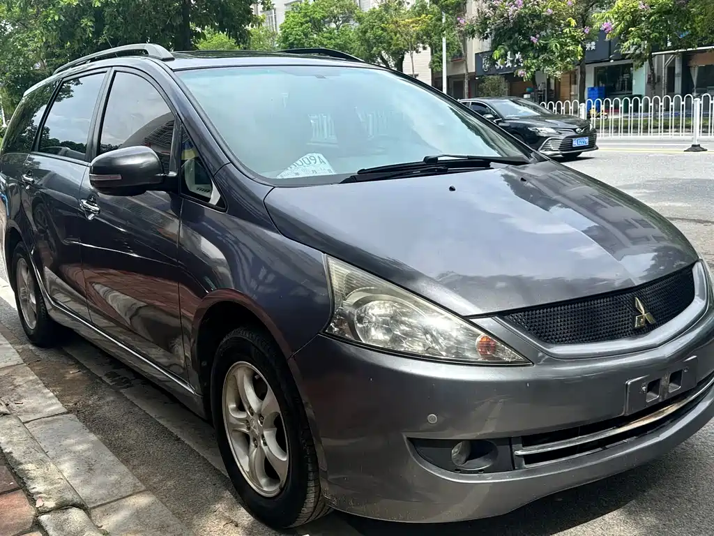 Mitsubishi Grandis 2011