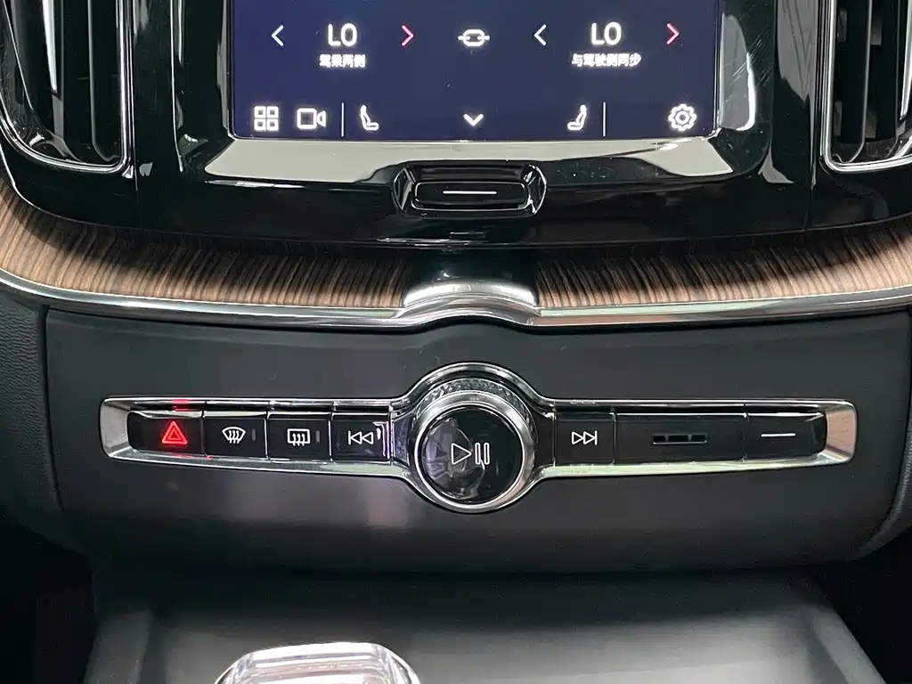 Volvo XC60 2022 — фото 17