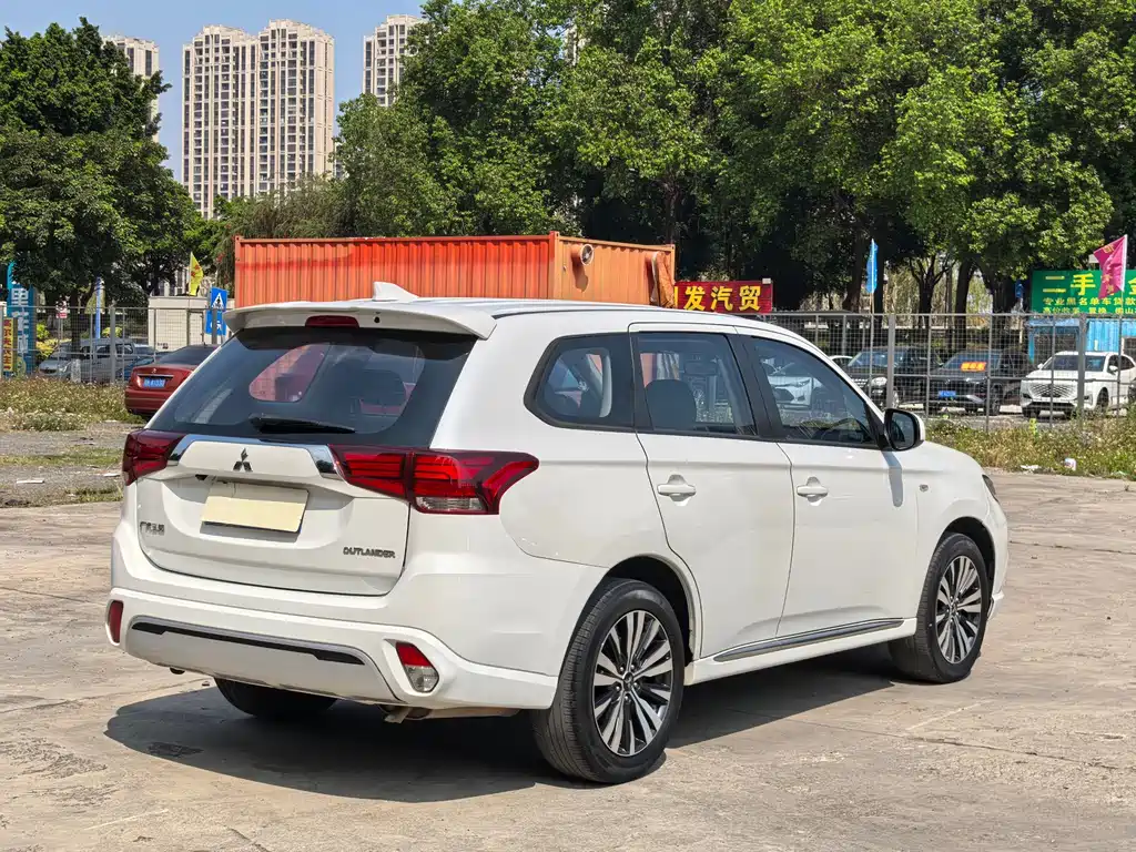 Mitsubishi Outlander 2021 — фото 17