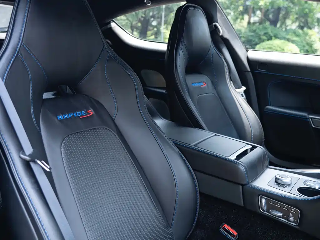 Aston Martin Rapide 2017 — фото 27