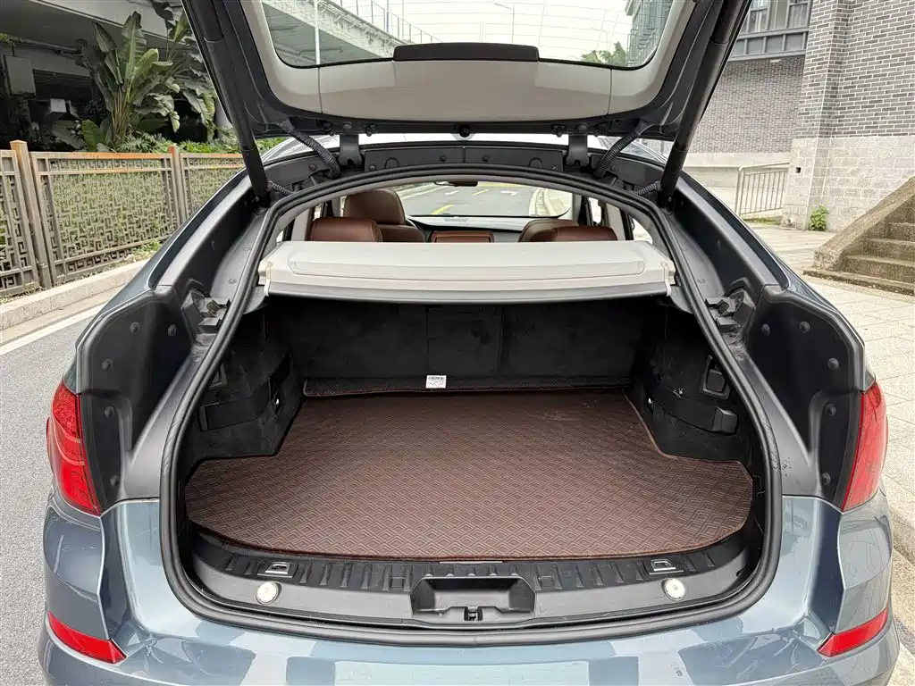 BMW 5 Series GT 2011 — фото 19