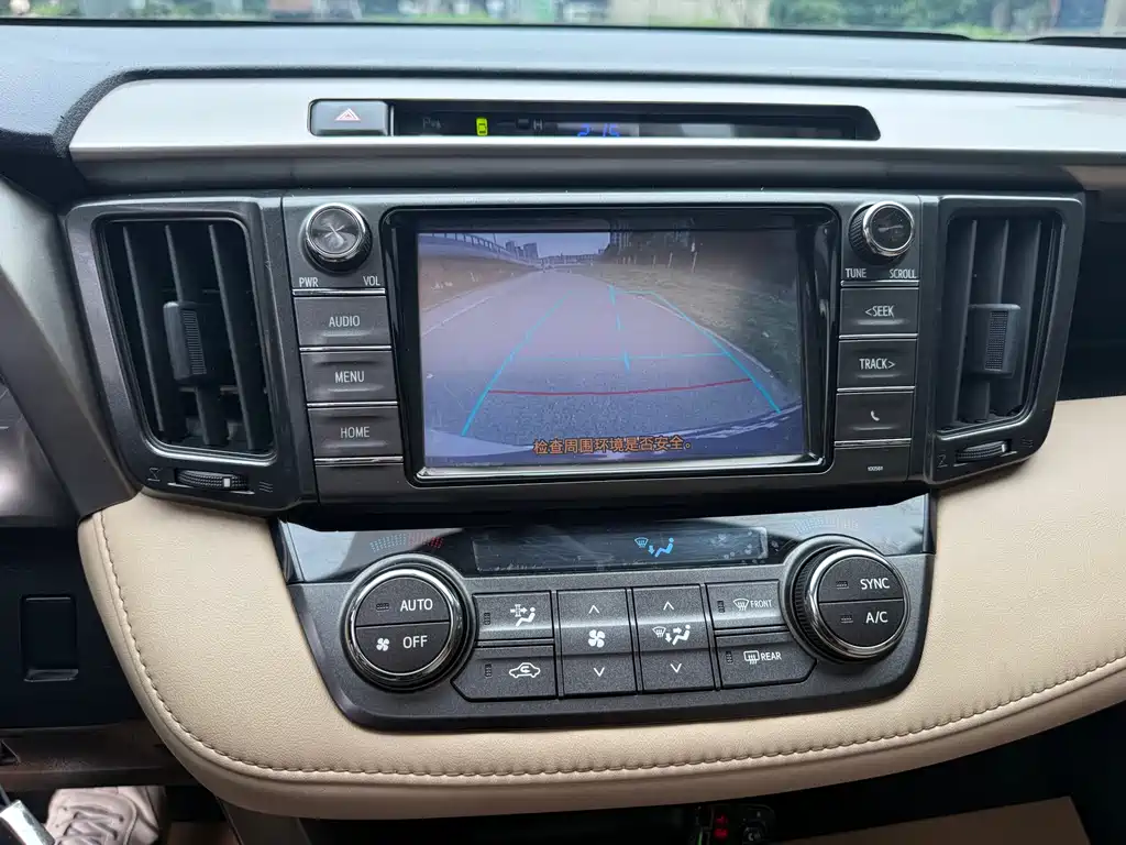Toyota RAV4 2016 — фото 15