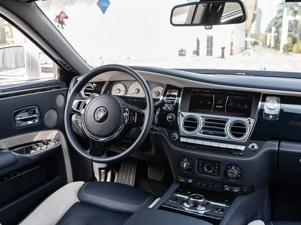 Rolls-Royce Ghost 2019 — фото 12