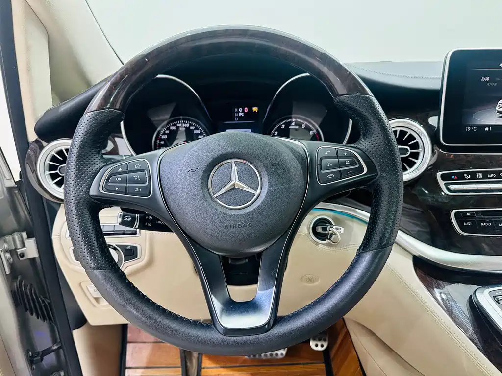 Mercedes-Benz V-Class 2016 — фото 22