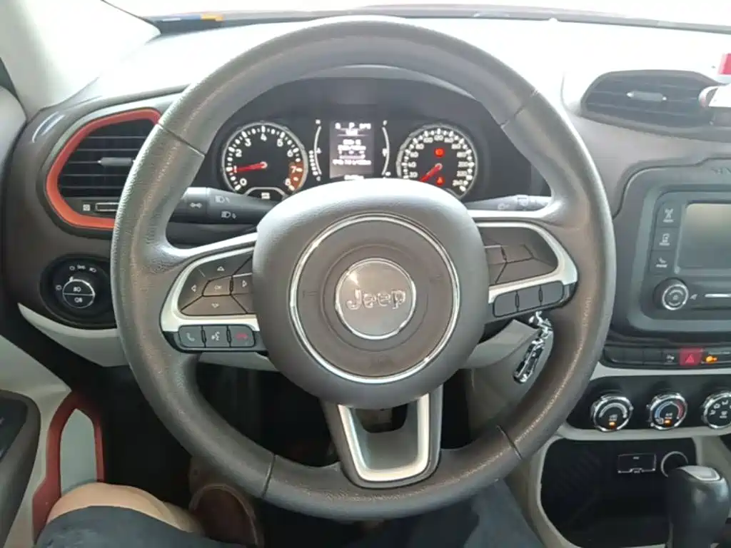 Jeep Renegade 2016 — фото 11