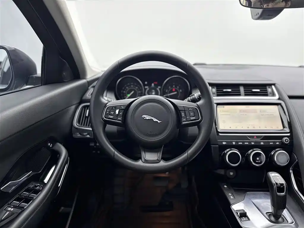 Jaguar E-PACE 2021 — фото 9