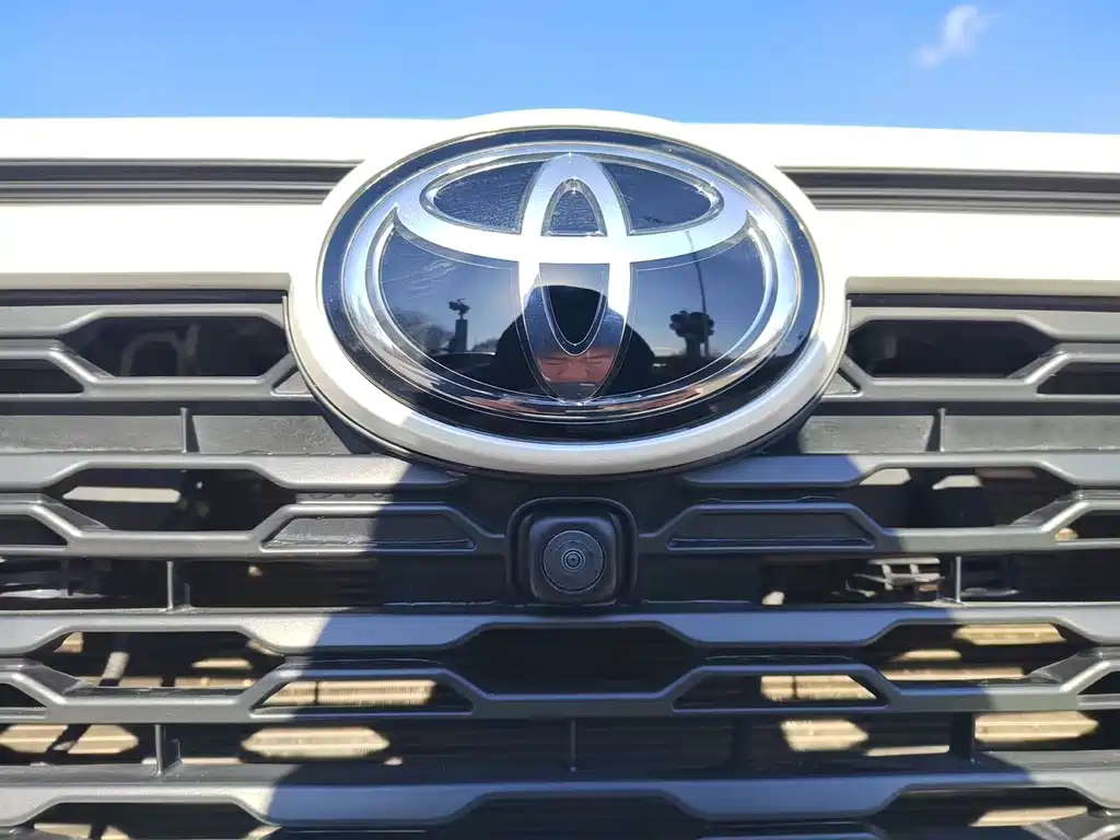 Toyota RAV4 2022 — фото 7