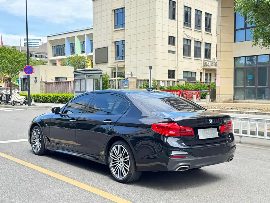 BMW 5 Series 2018 — фото 15