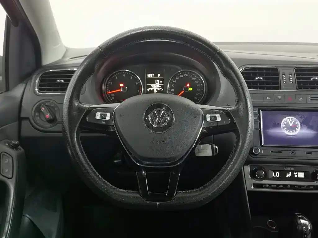 Volkswagen Polo 2016 — фото 11