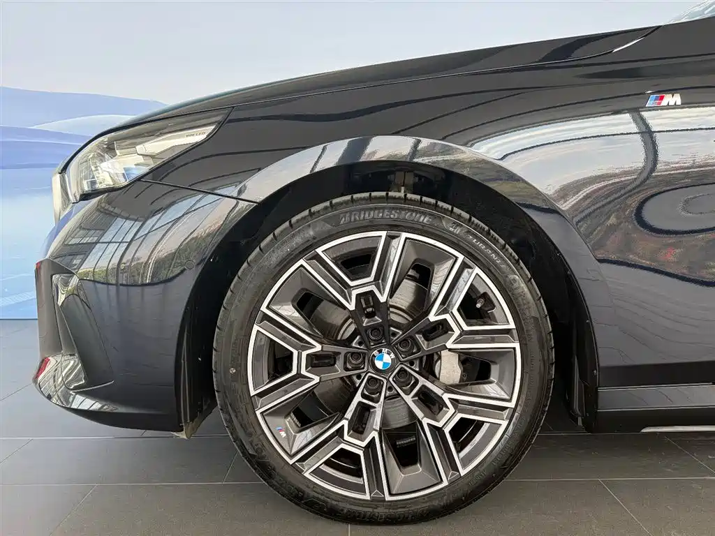 BMW 5 Series 2025 — фото 10