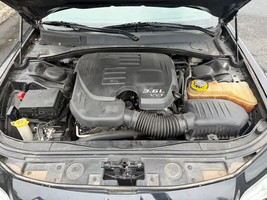 Chrysler 300C 2014 — фото 10