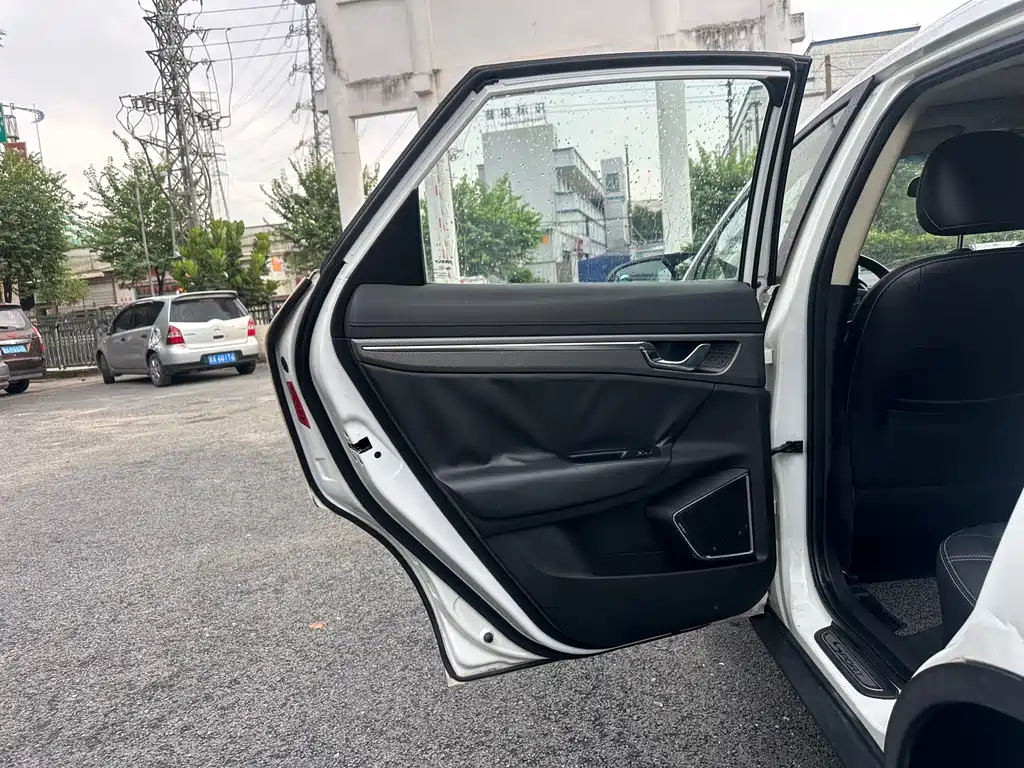 Geely Emgrand GS 2017 — фото 11