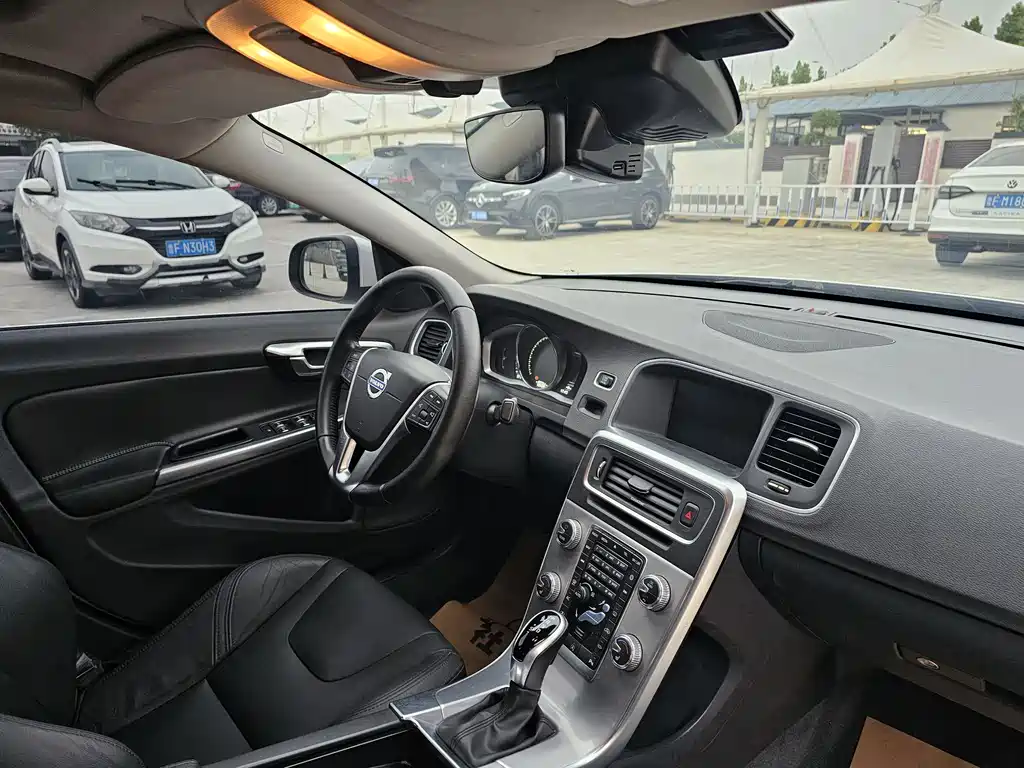 Volvo S60 2018 — фото 11
