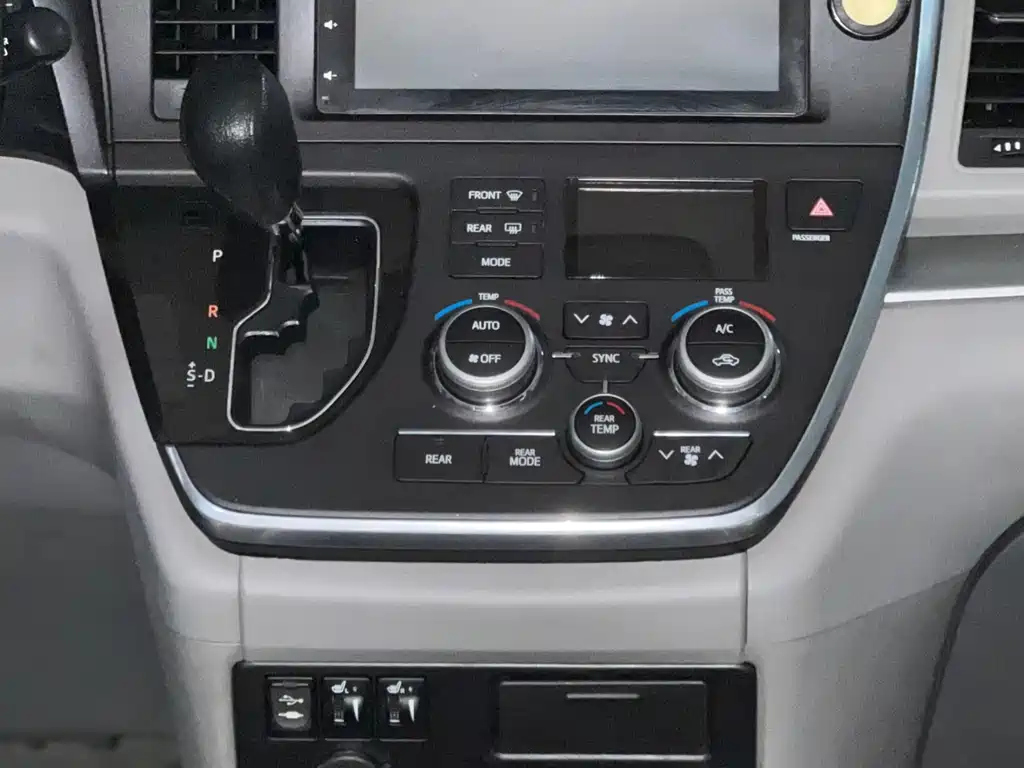 Toyota Sienna 2017 — фото 7