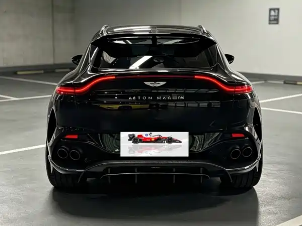 Aston Martin DBX 2021
