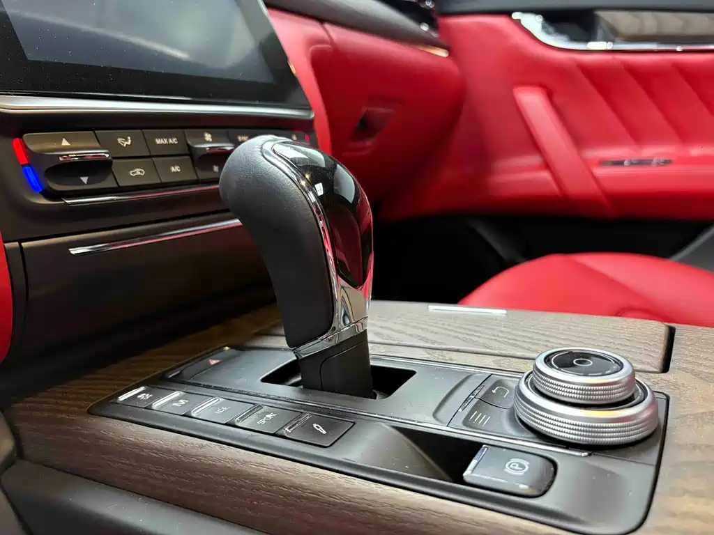 Maserati Quattroporte 2019 — фото 19