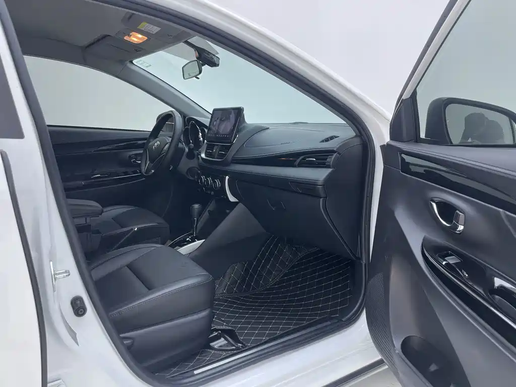 Toyota Yaris L 2023 — фото 23