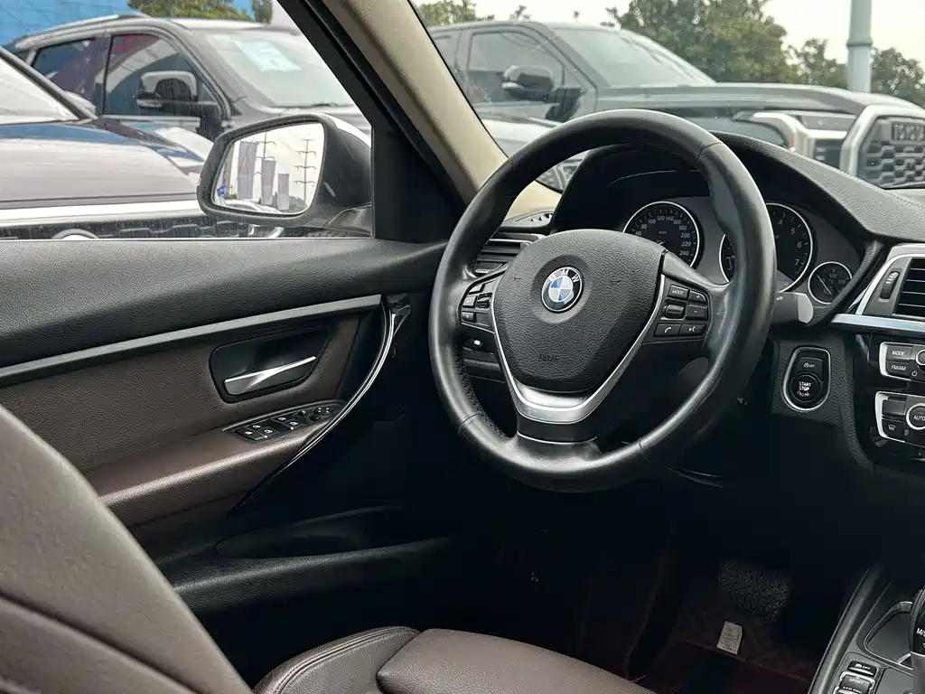 BMW 3 Series 2018 — фото 17