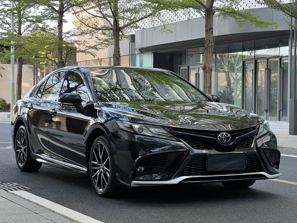 Toyota Camry 2023 — фото 3