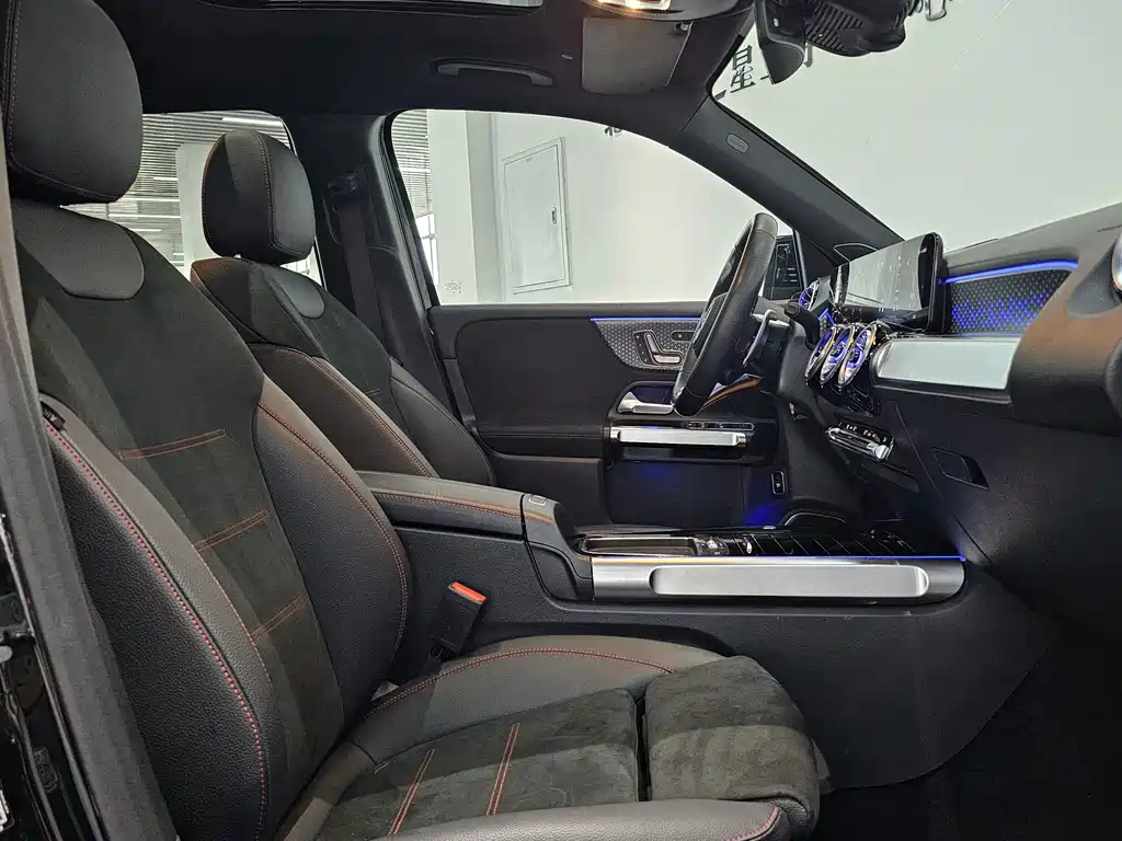 Mercedes-Benz GLB AMG 2025 — фото 13