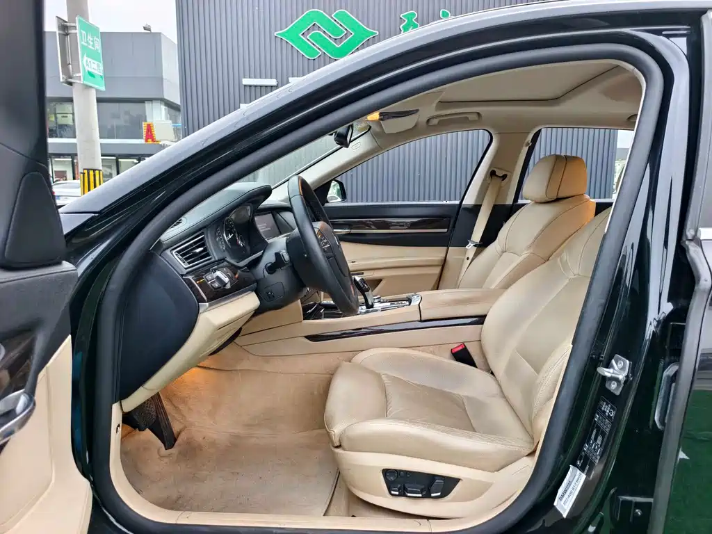 BMW 7 Series 2011 — фото 15