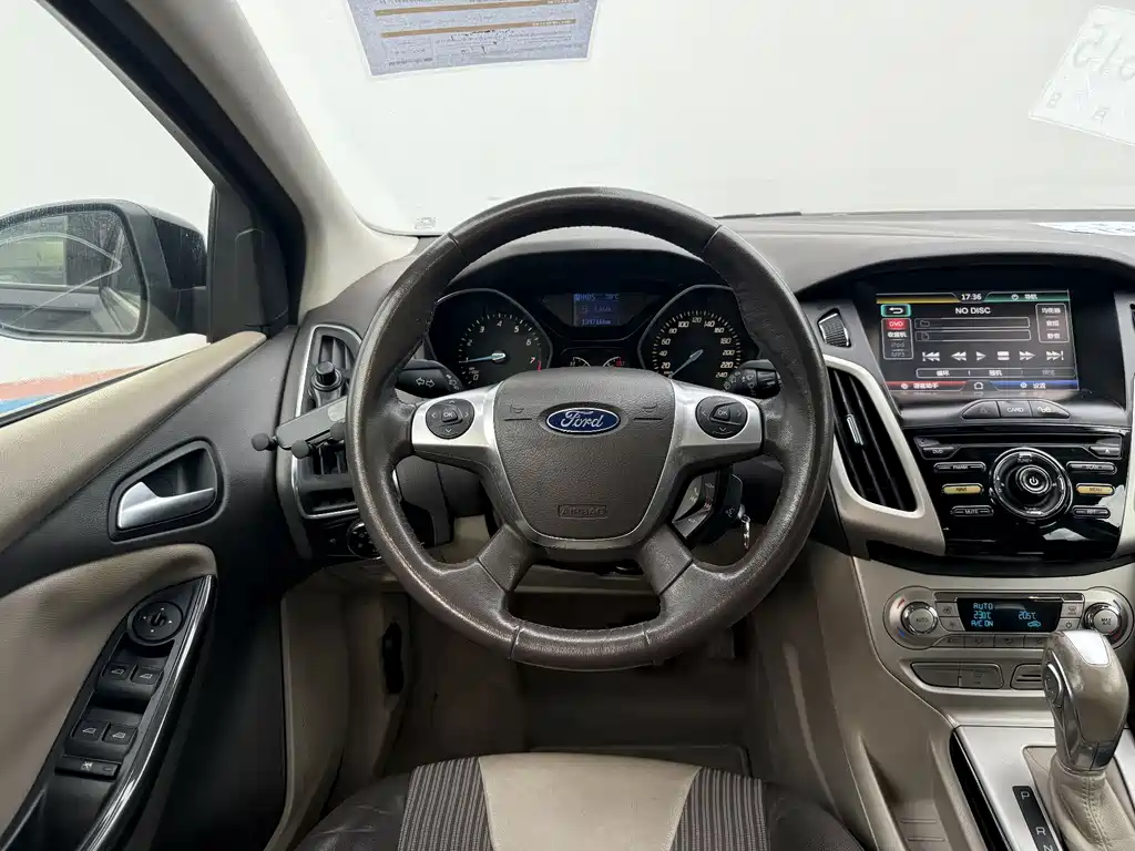 Ford Focus 2014 — фото 10
