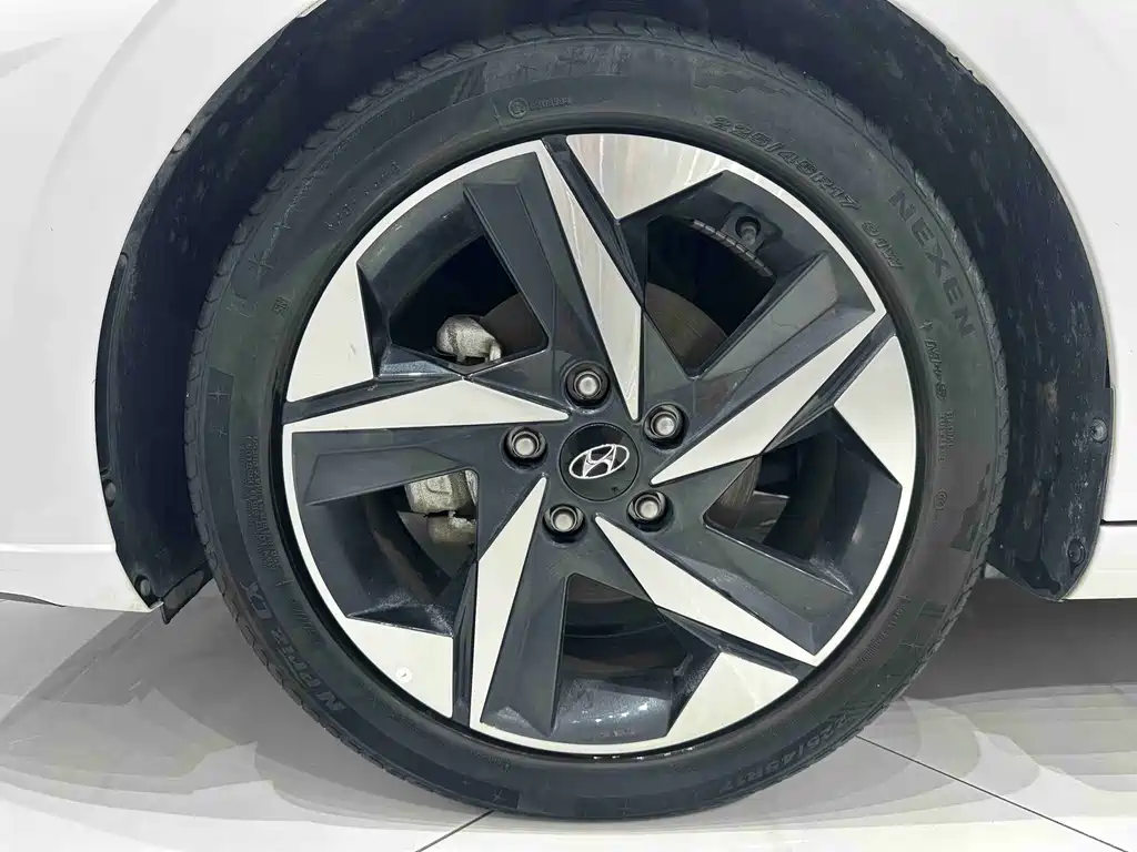 Hyundai Elantra 2023 — фото 18