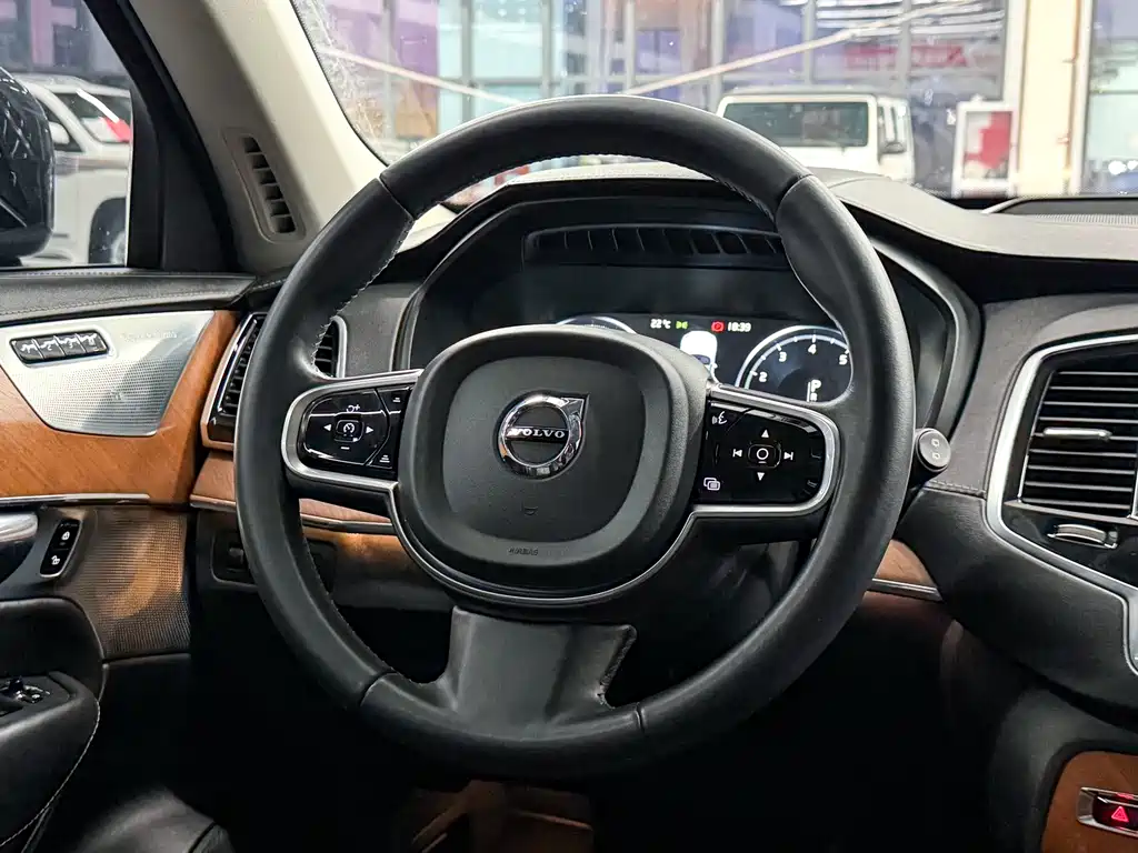 Volvo XC90 2017 — фото 9