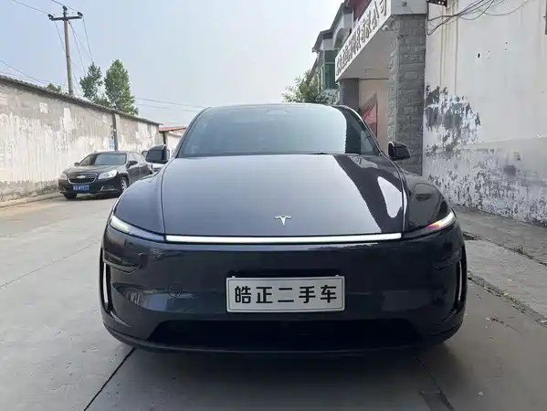 Tesla Model Y 2025