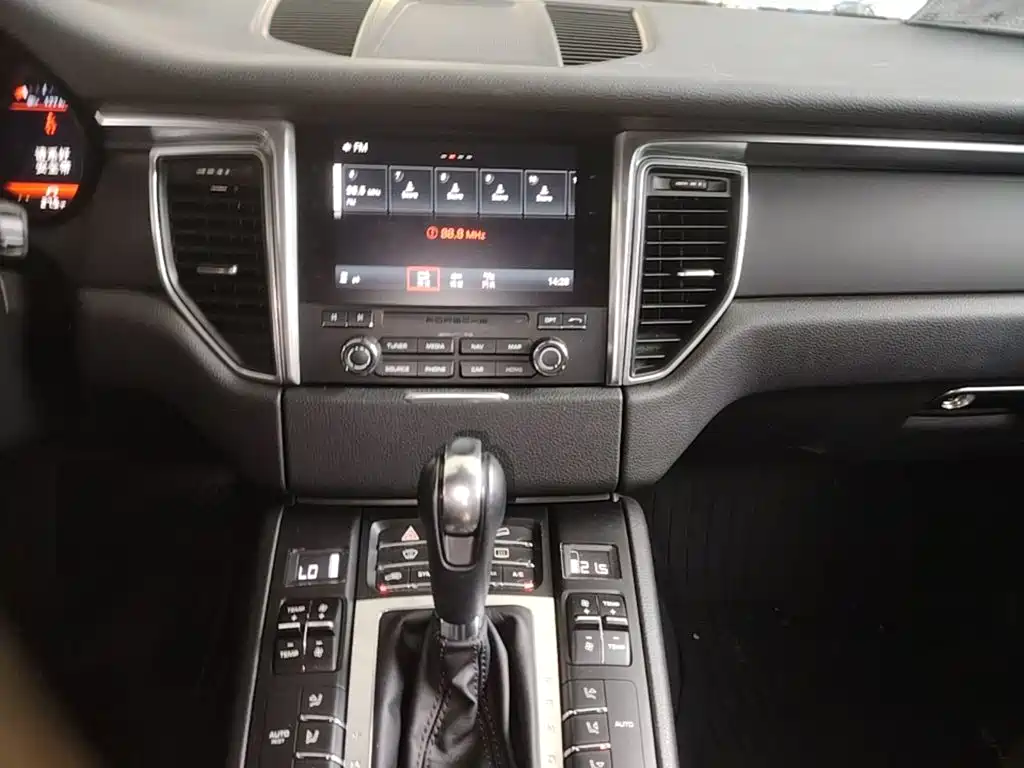 Porsche Macan 2017 — фото 13