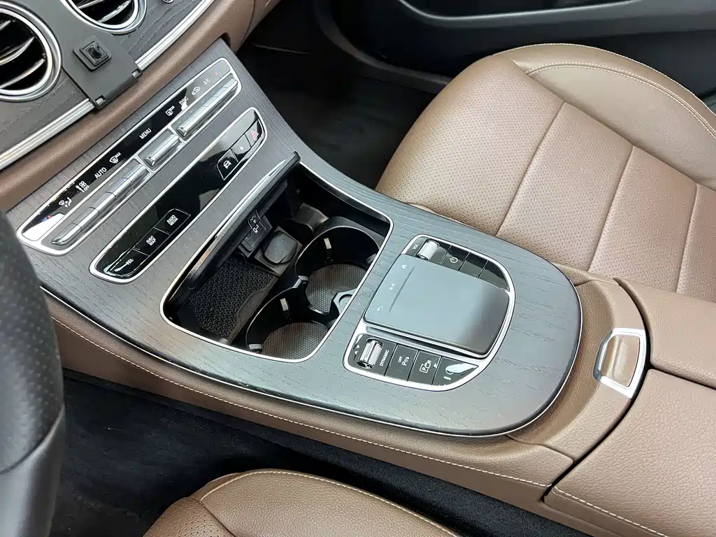 Mercedes-Benz E-Class 2021 — фото 23