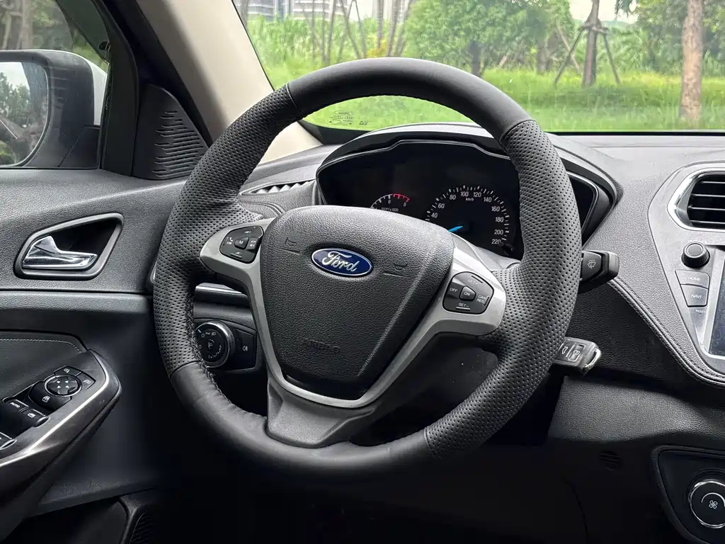 Ford Escort 2016 — фото 16
