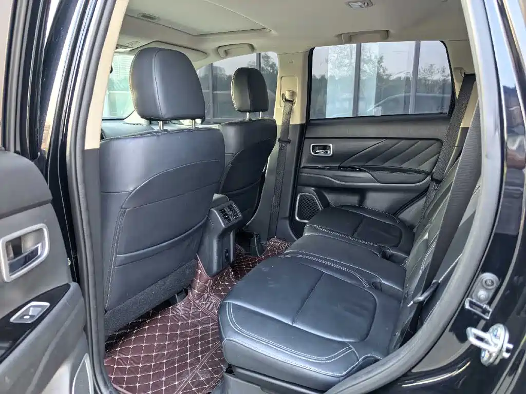 Mitsubishi Outlander 2021 — фото 15