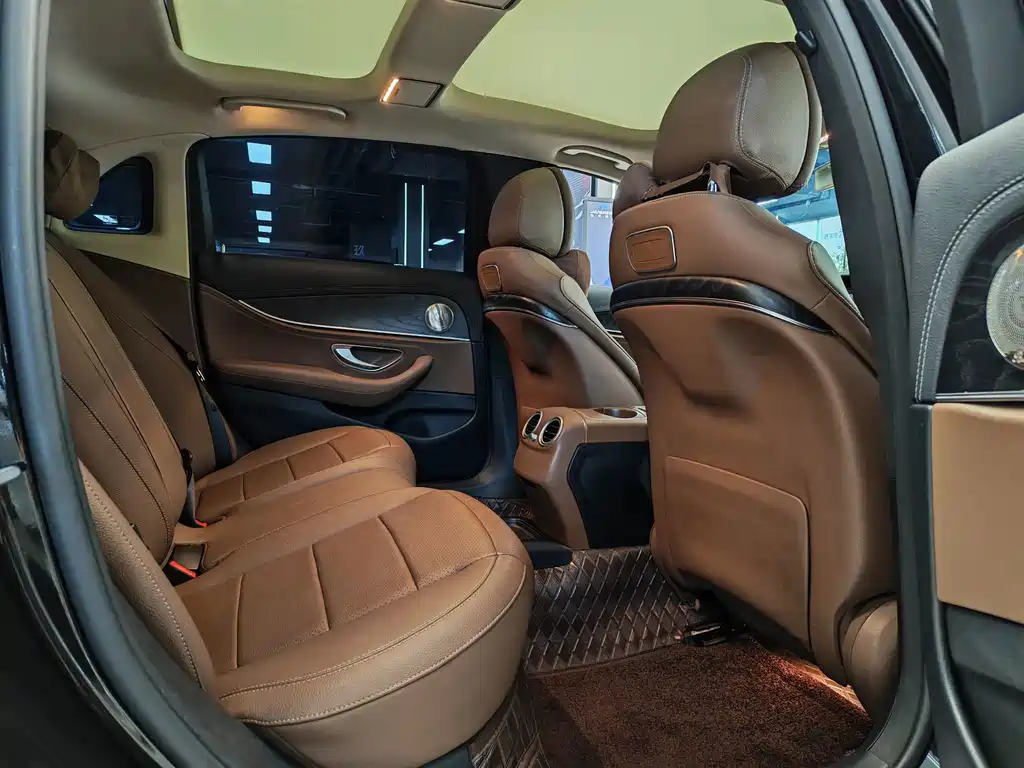 Mercedes-Benz E-Class 2019 — фото 13