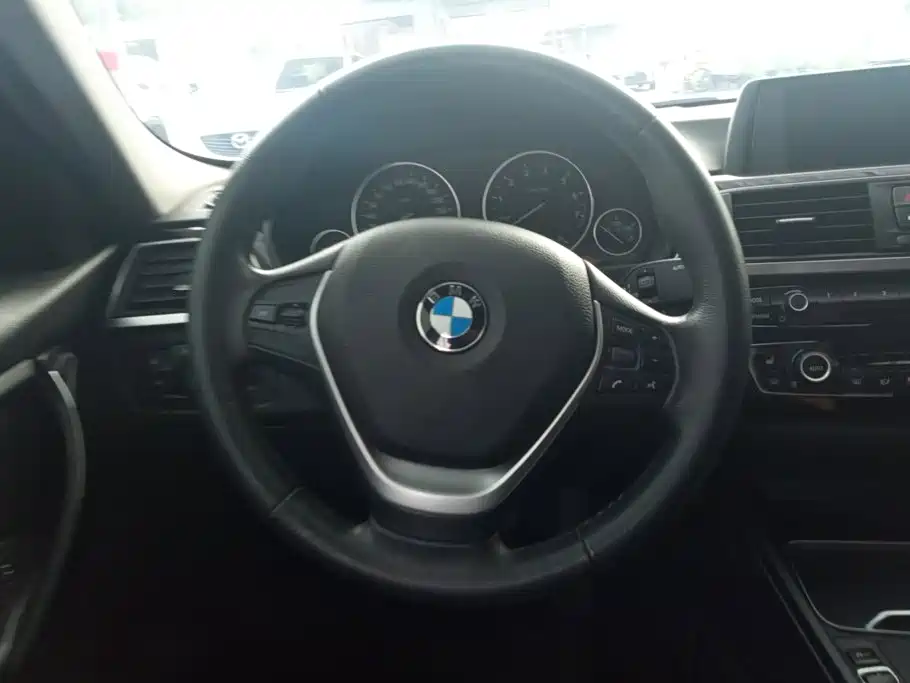 BMW 3 Series 2017 — фото 15