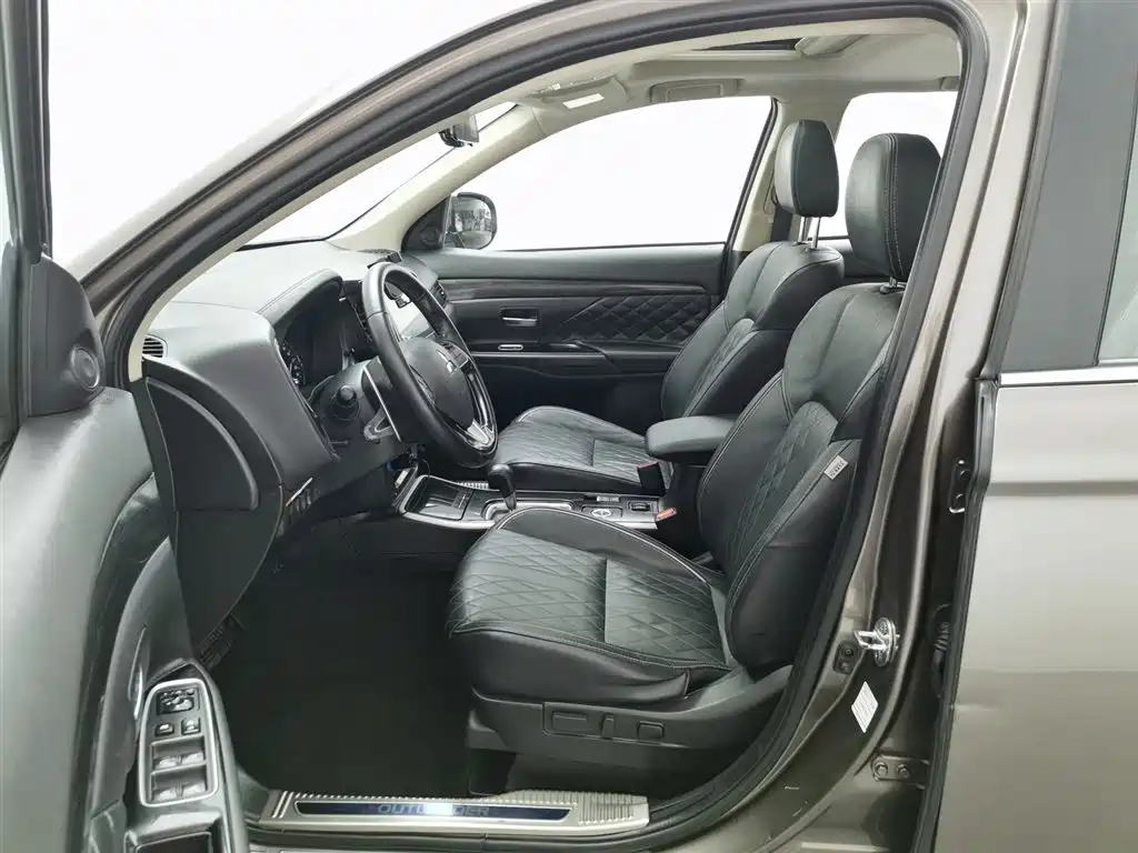 Mitsubishi Outlander 2021 — фото 10