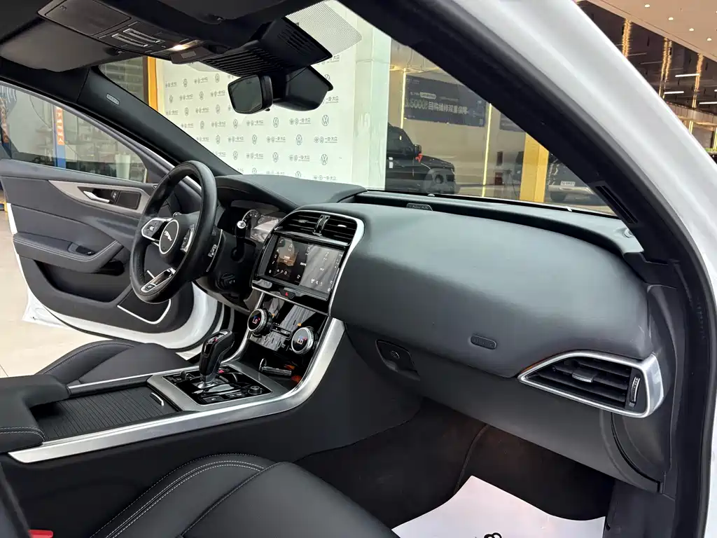 Jaguar XEL 2023 — фото 14