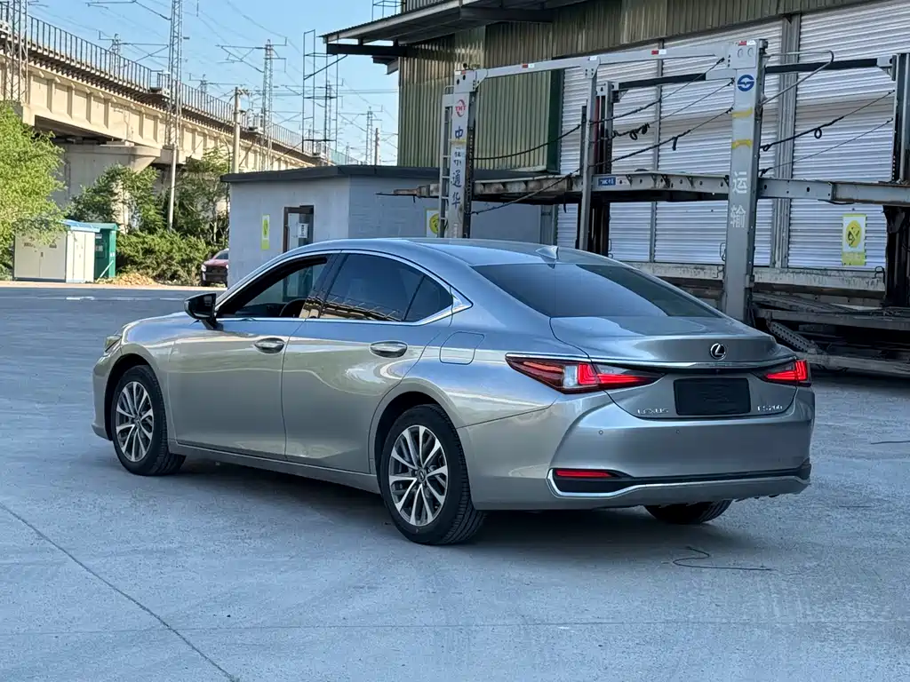 Lexus ES 2022